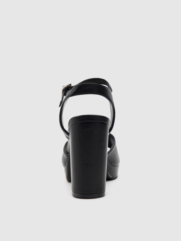 Sandália plataforma preto vista detalhe