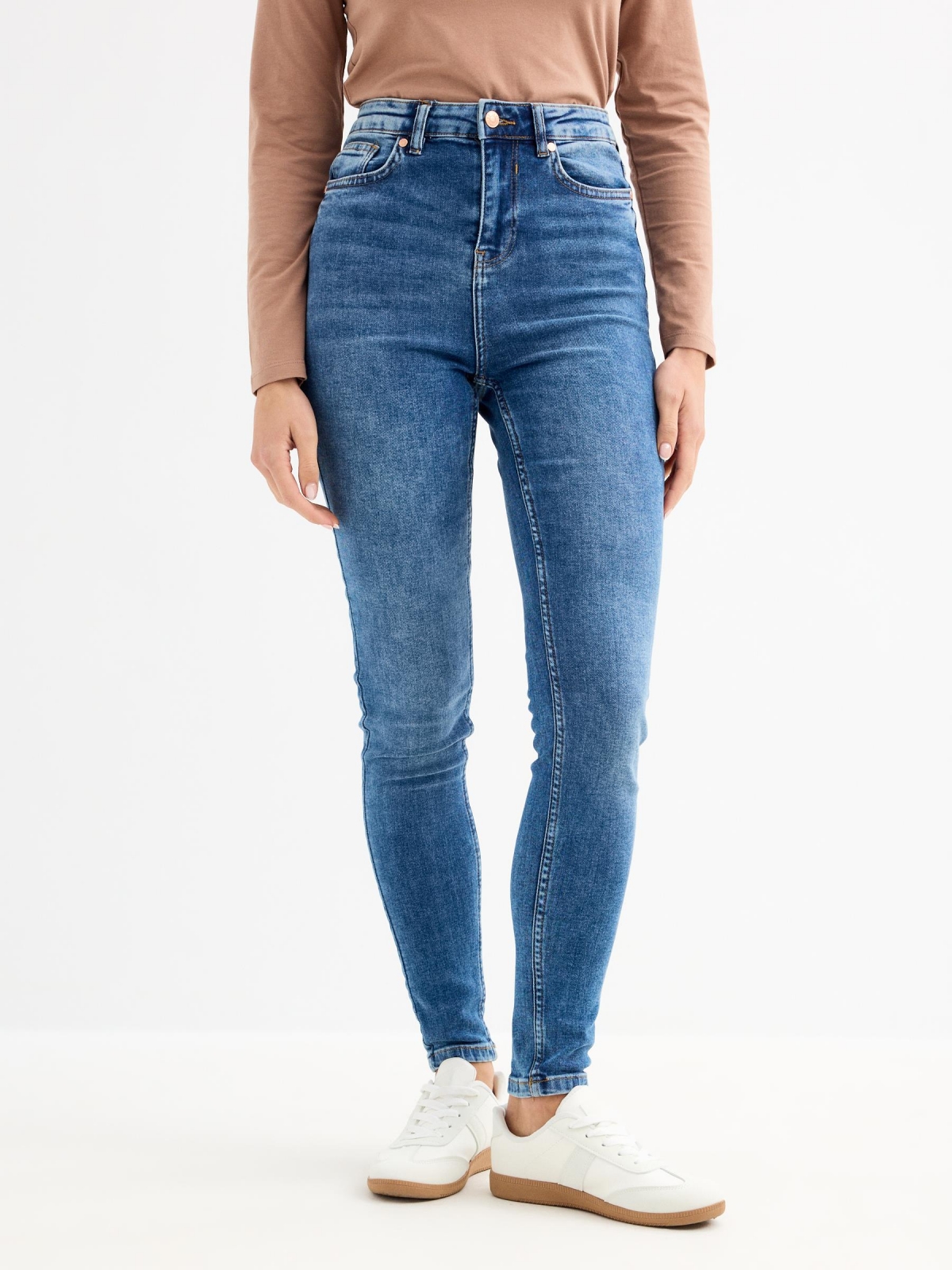 Jeans skinny tiro medio azul escuro vista meia frontal