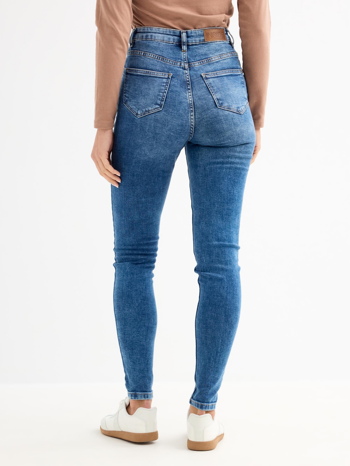 Jeans skinny tiro medio azul escuro vista meia traseira