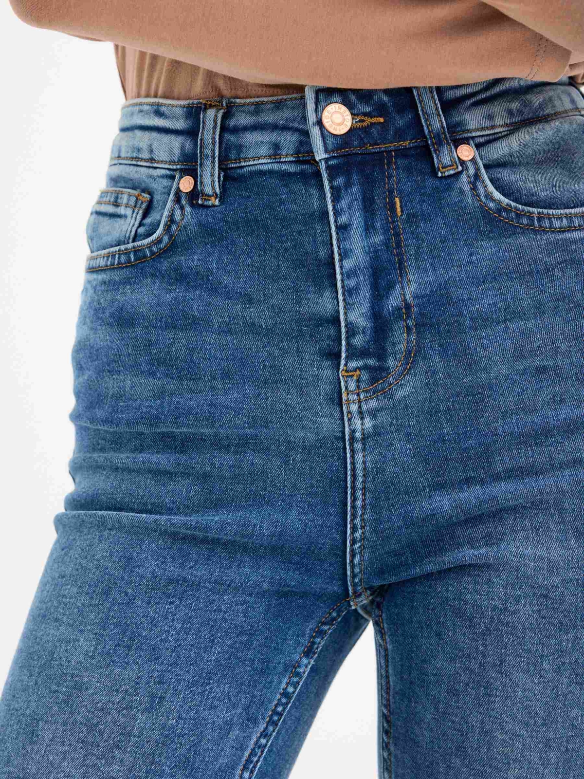 Jeans skinny tiro medio azul escuro vista detalhe