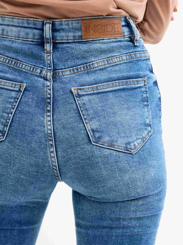 Jeans skinny tiro medio azul escuro vista detalhe