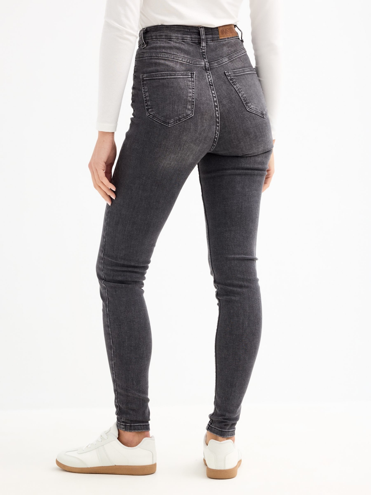 Jeans skinny tiro alto desgastados negro vista media trasera