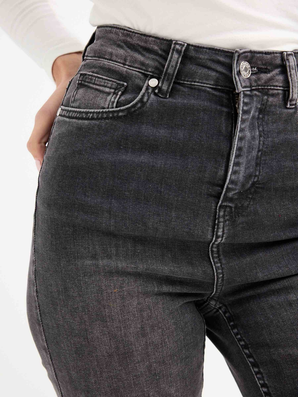 Jeans skinny de cintura alta desgaste preto vista detalhe