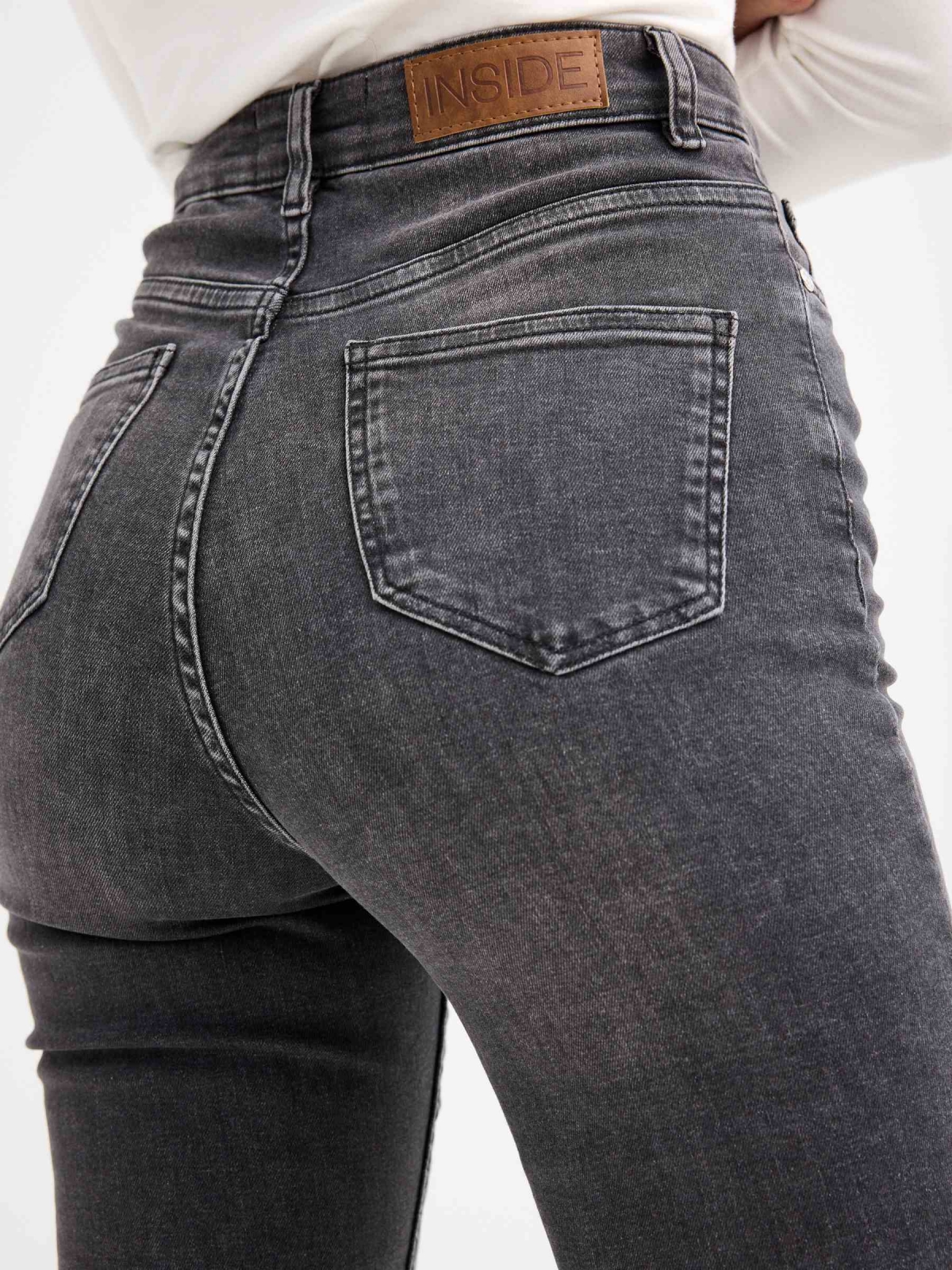 Jeans skinny de cintura alta desgaste preto vista detalhe