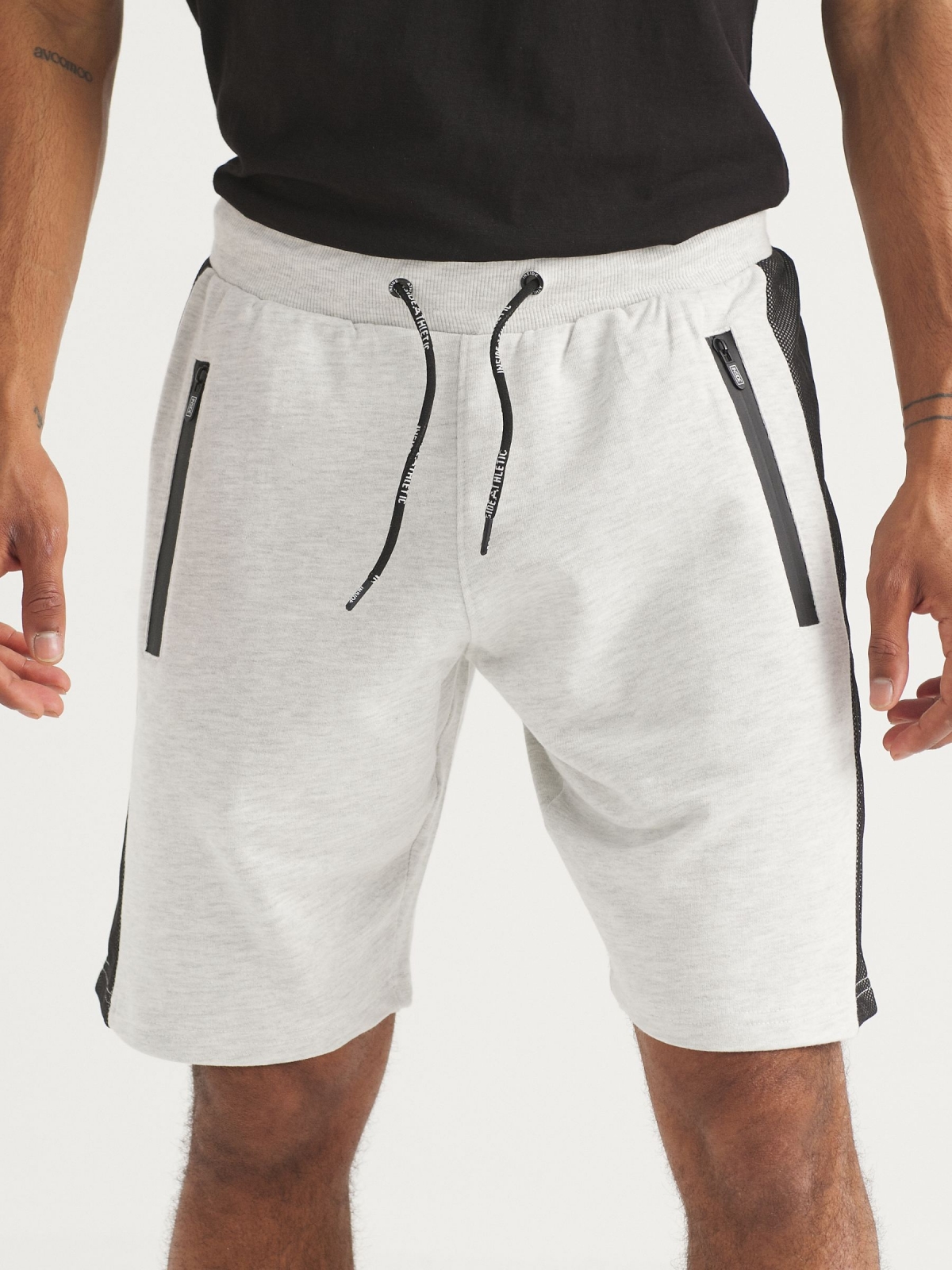 Bermuda jogger painéis combinado cinza vista meia frontal