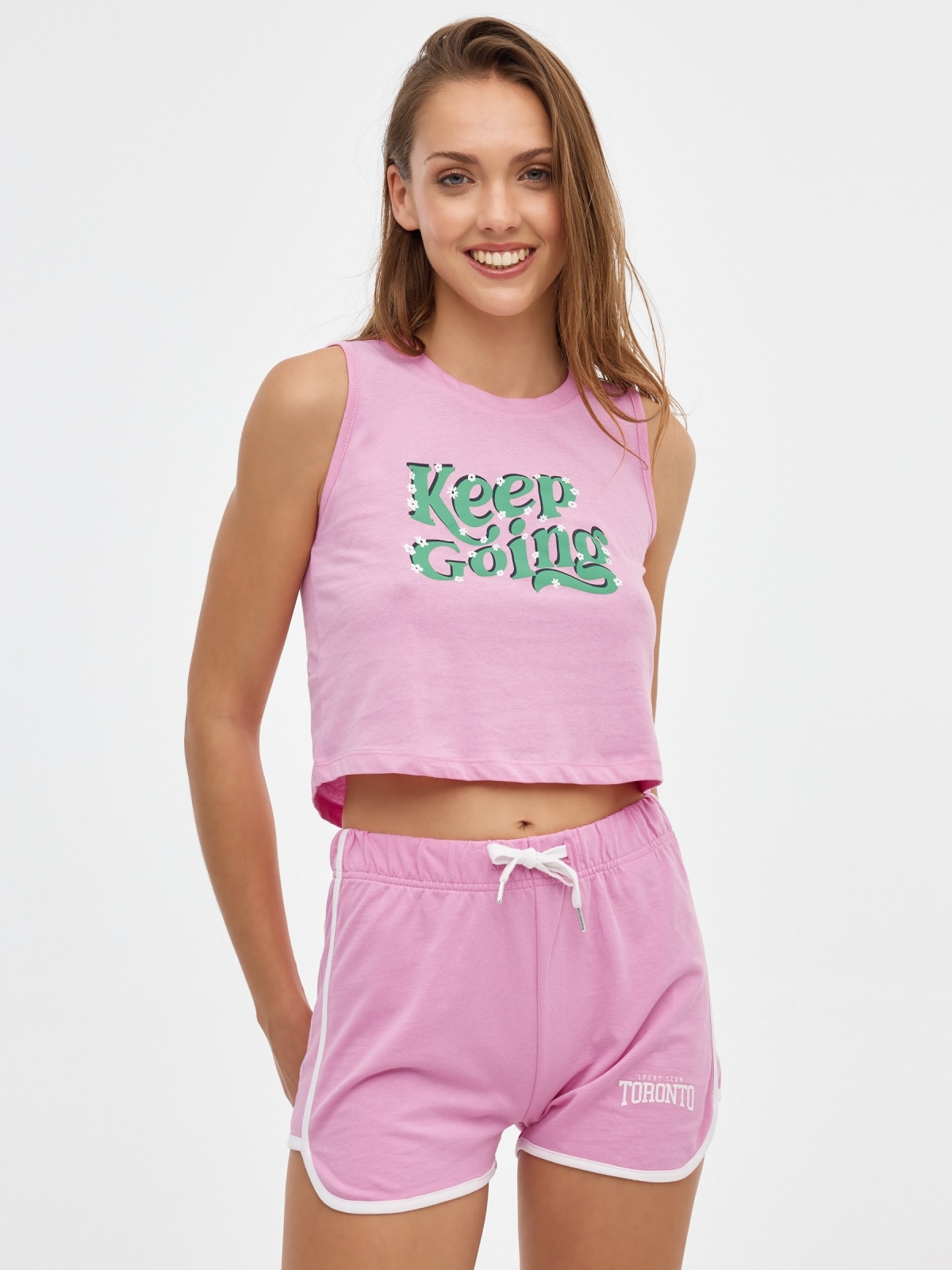 Short de cintura elástica rosa chicle vista media frontal