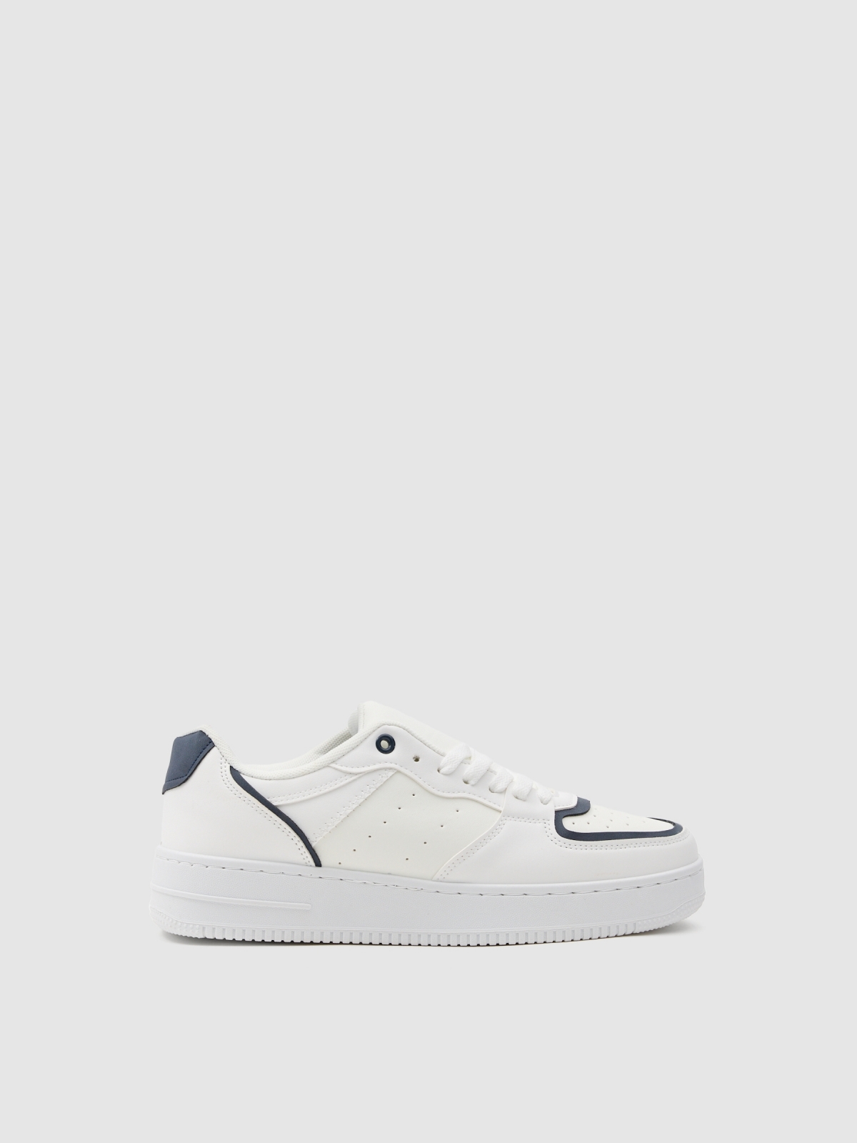 Basic skater sneaker with detail