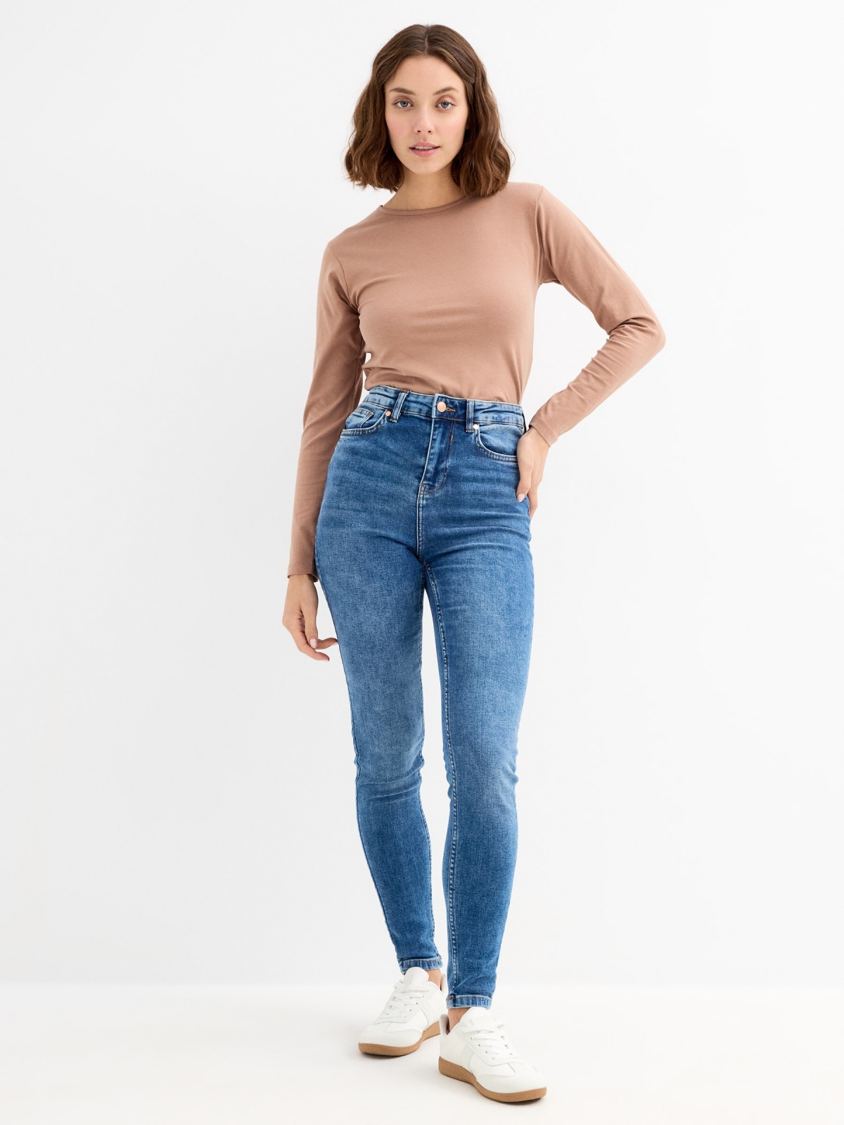 Mid-rise skinny jeans