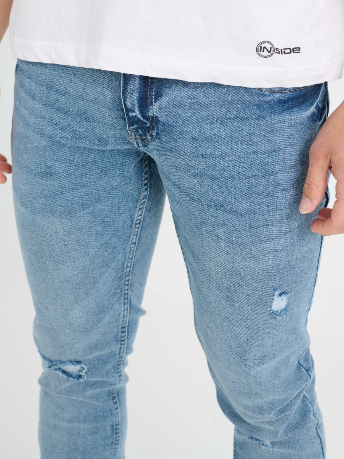 Jeans slim rasgados azul vista detalhe