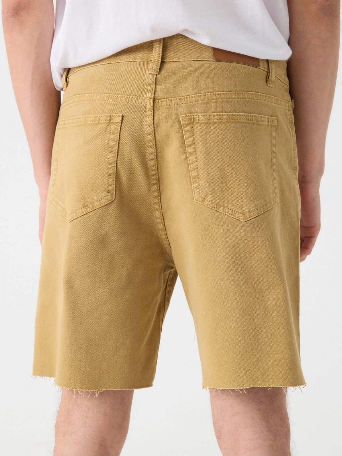Bermuda denim cinco bolsillos camel vista detalle