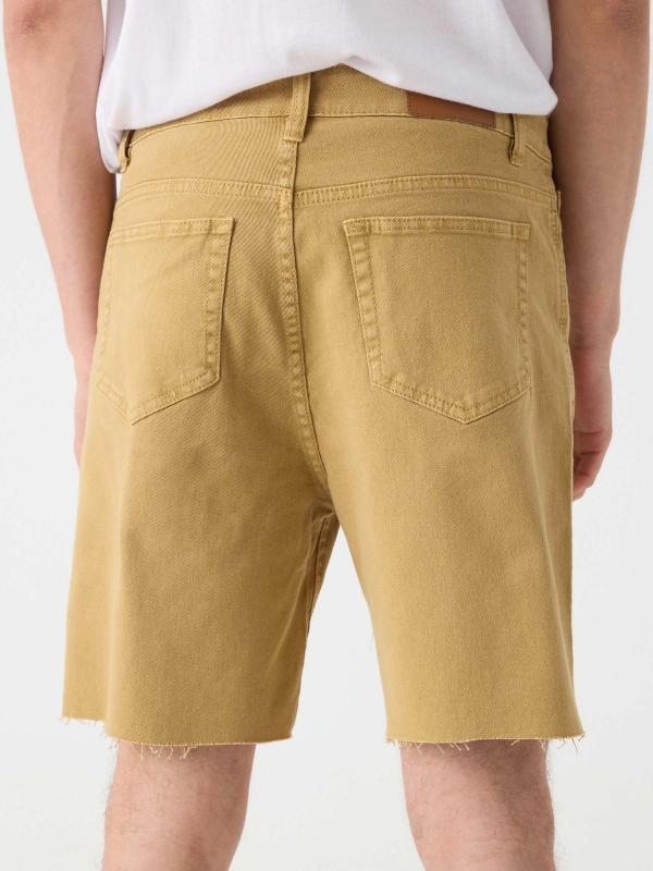 Bermuda denim cinco bolsillos camel vista detalle
