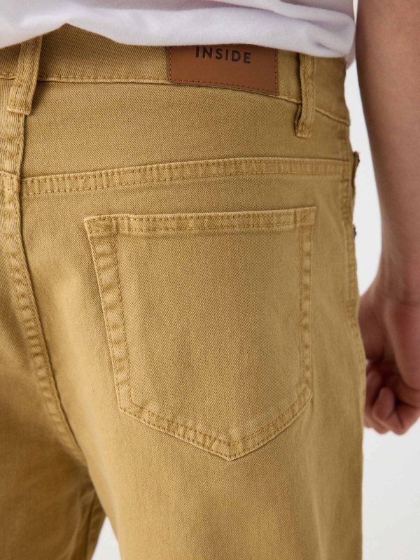 Bermuda denim cinco bolsillos camel vista detalle