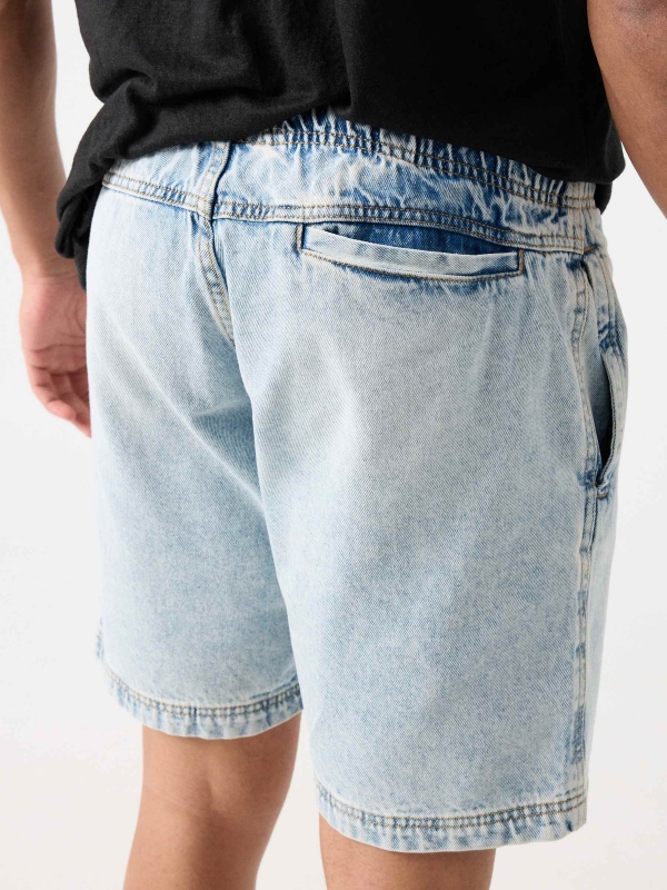 Bermuda denim com lavagem ácida azul claro vista detalhe