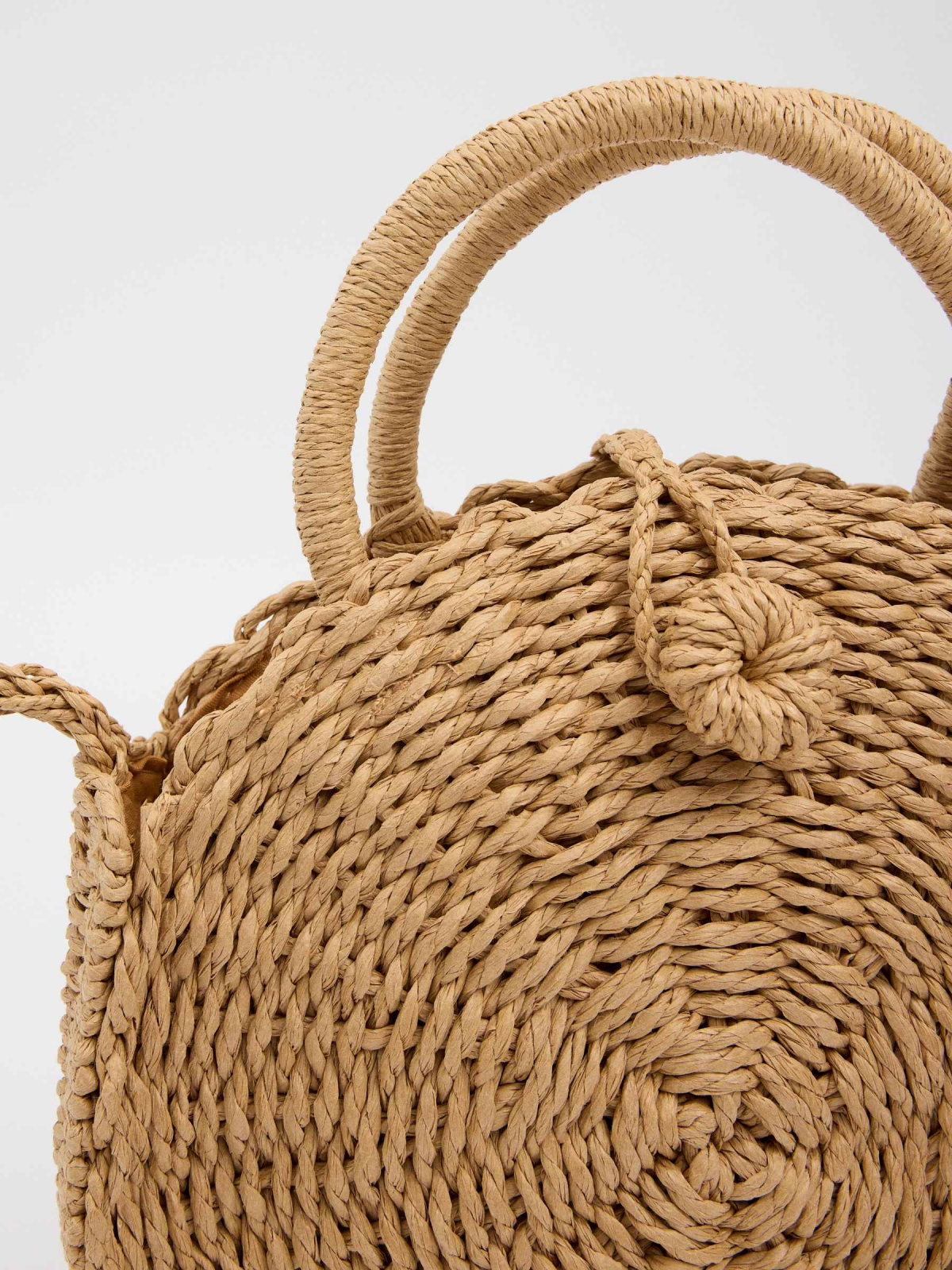 Round raffia shoulder bag cinnamon detail view