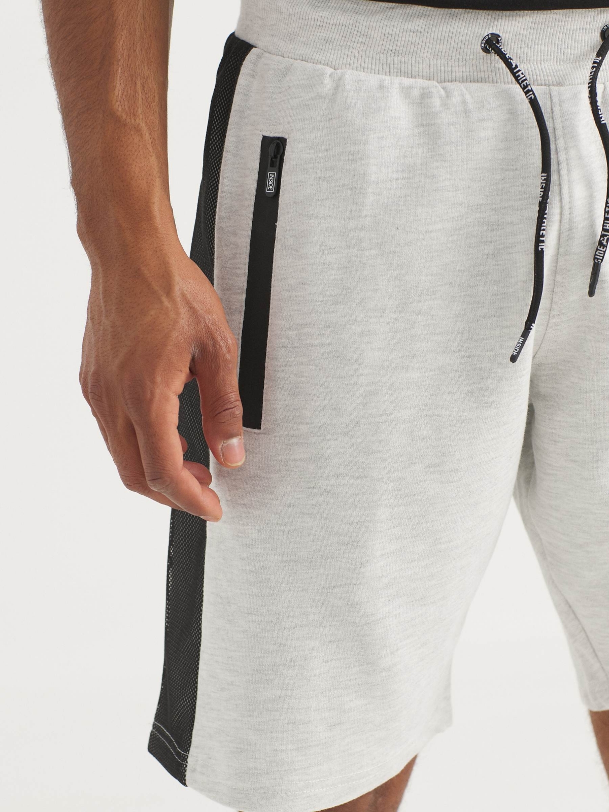 Bermuda jogger painéis combinado cinza vista detalhe