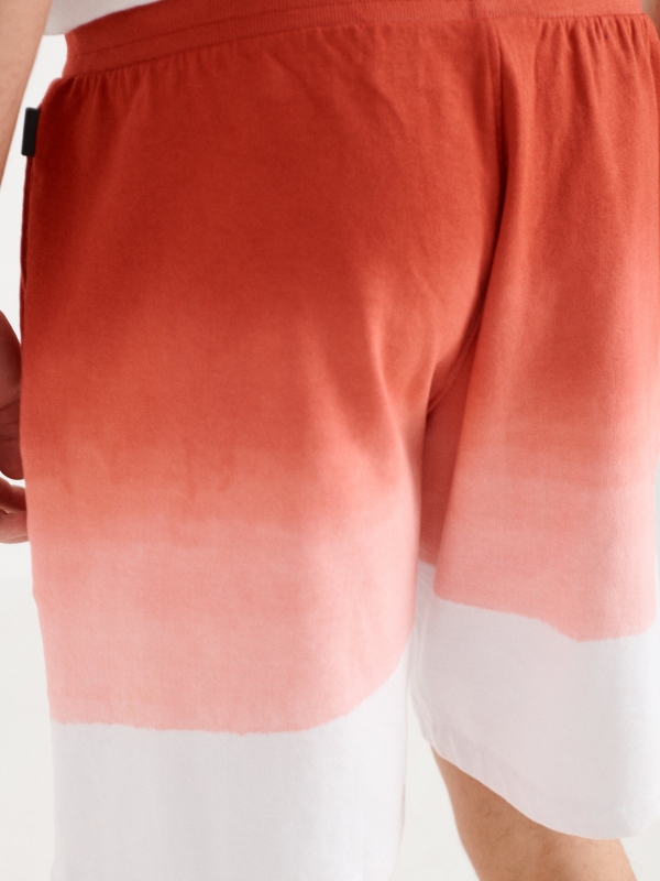 Bermuda com efeito degradê vermelho alaranjado vista detalhe