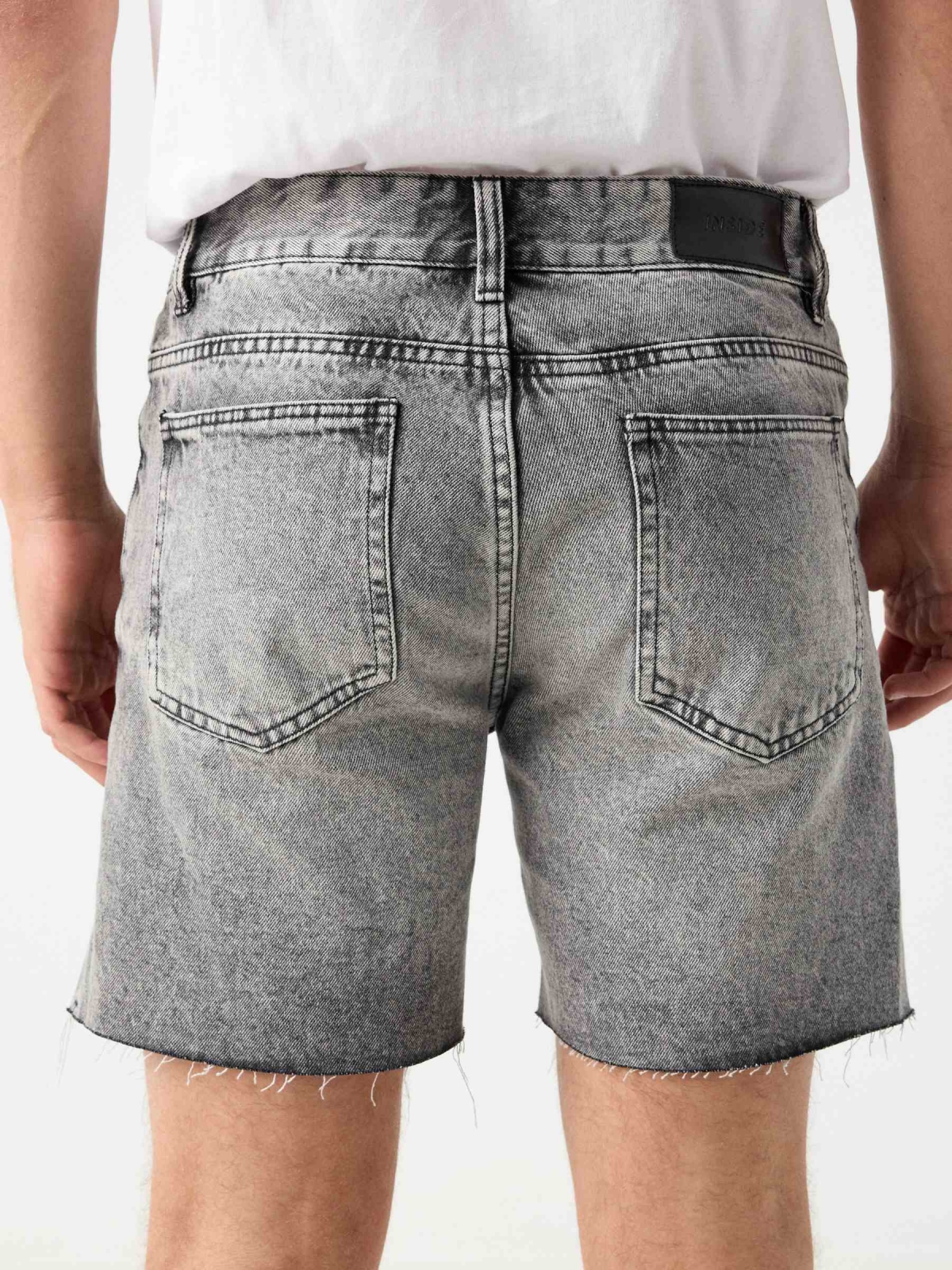 Bermuda denim rasgada cinza escuro vista detalhe