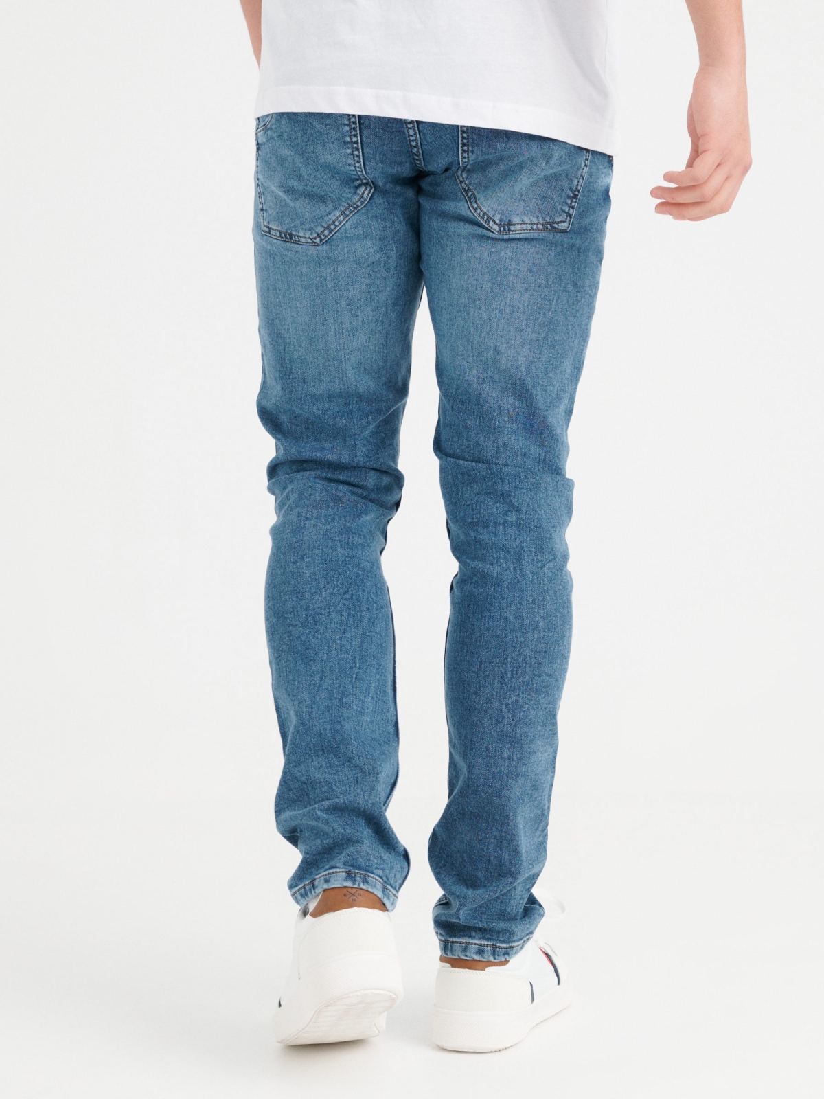 Jeans slim lavado cinco bolsillos azul vista media trasera