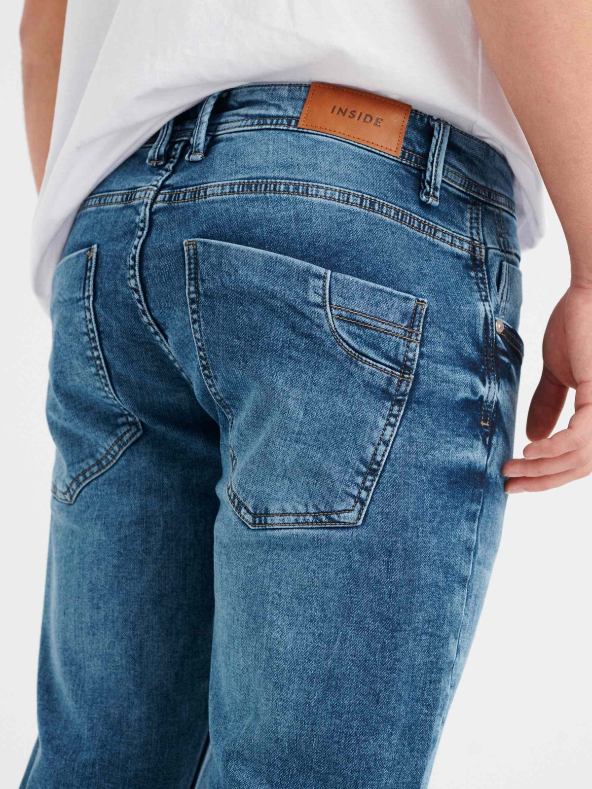 Jeans slim lavado cinco bolsillos azul vista detalle