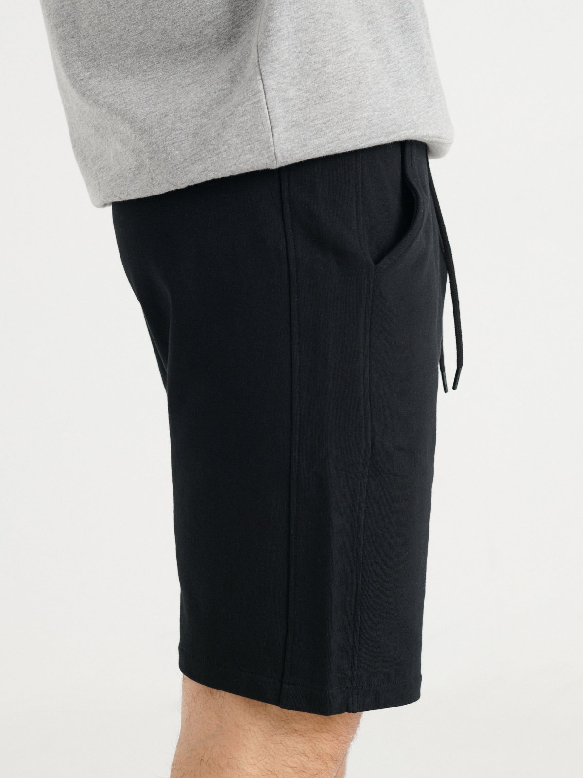 Basic jogger shorts black detail view