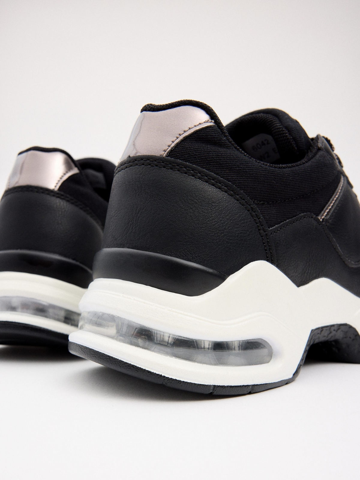 Air chamber volume sole sneaker black detail view