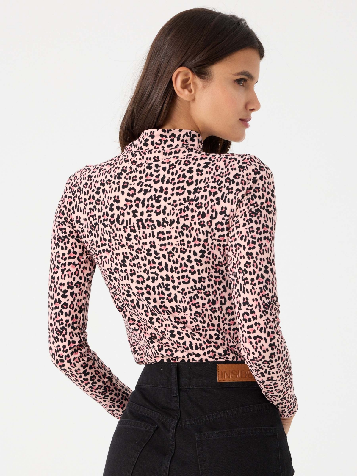 Camiseta rosa animal print rosa vista media trasera