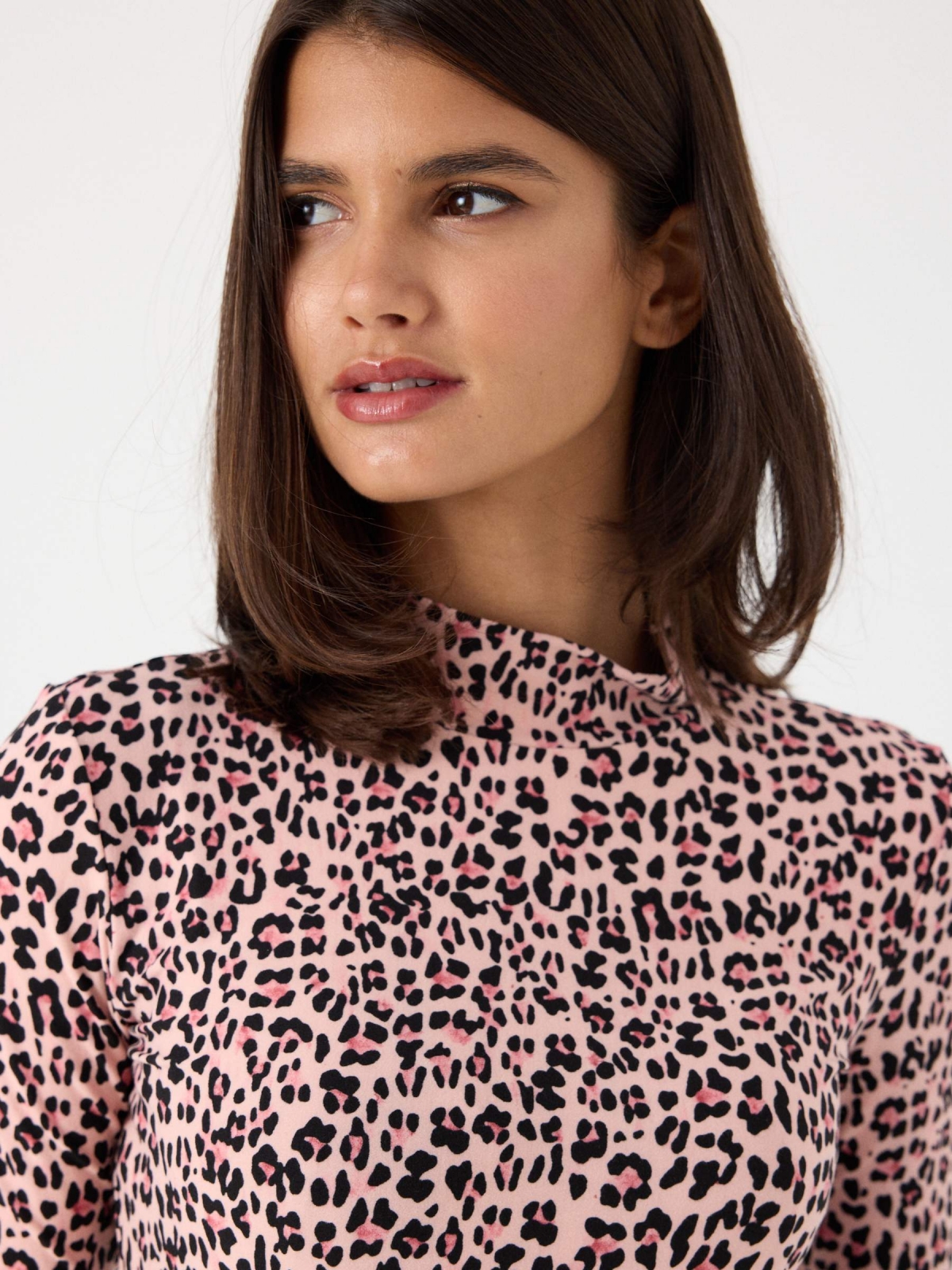 Camiseta rosa animal print rosa vista detalle