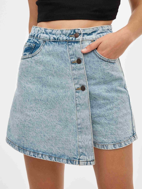 Skort de ganga com botões azul claro vista detalhe