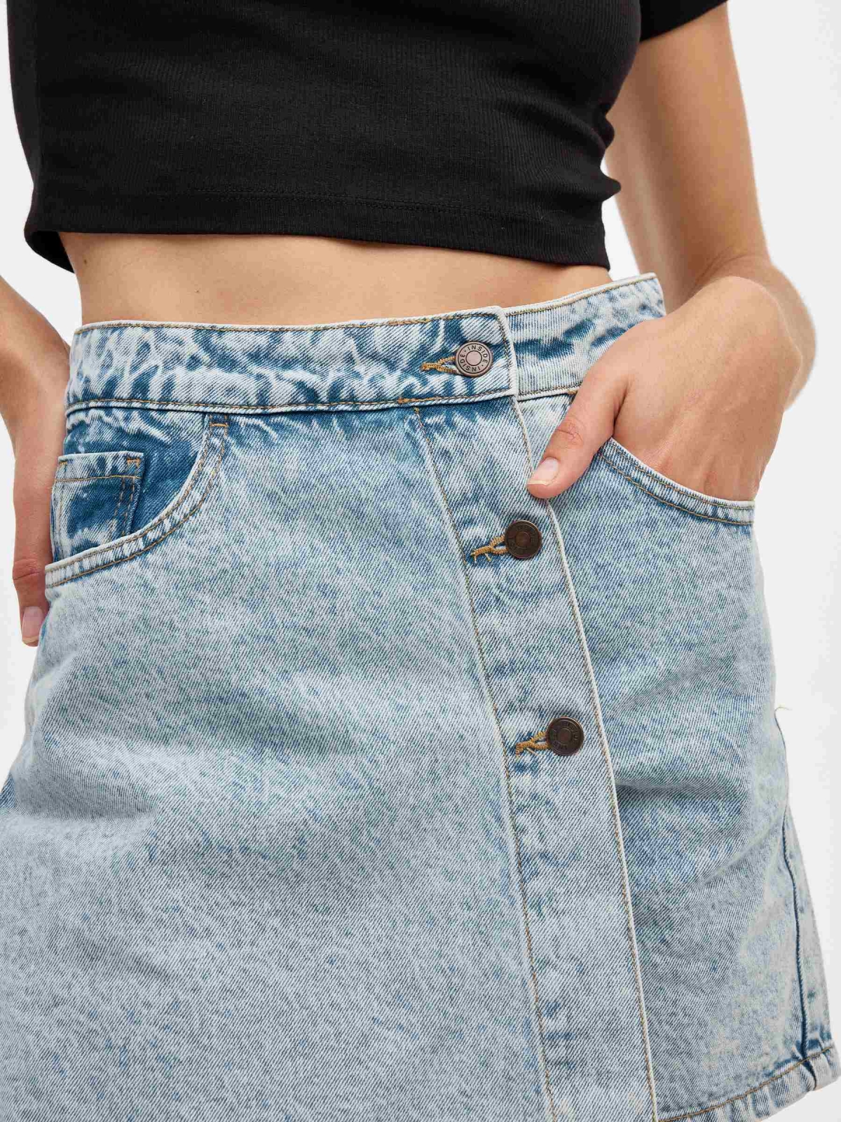 Skort de ganga com botões azul claro vista detalhe