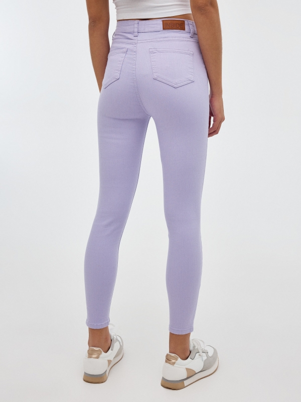 Calças skinny básicas malva vista meia traseira