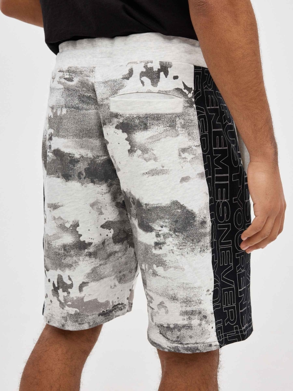 Bermuda Jogger camuflaje print gris vista detalle