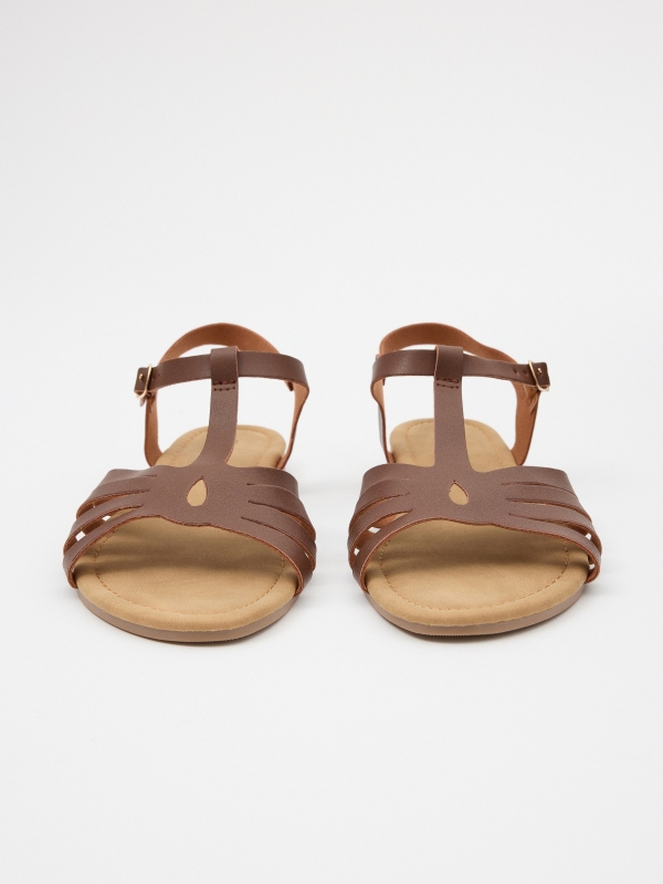 Sandals with crossed straps earth brown detail view