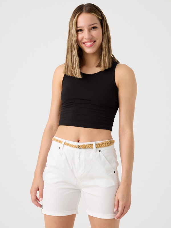 Shorts com cinto trançado branco vista meia frontal