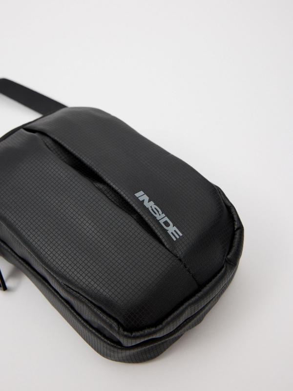 Bolso smartphone hombre negro vista detalle