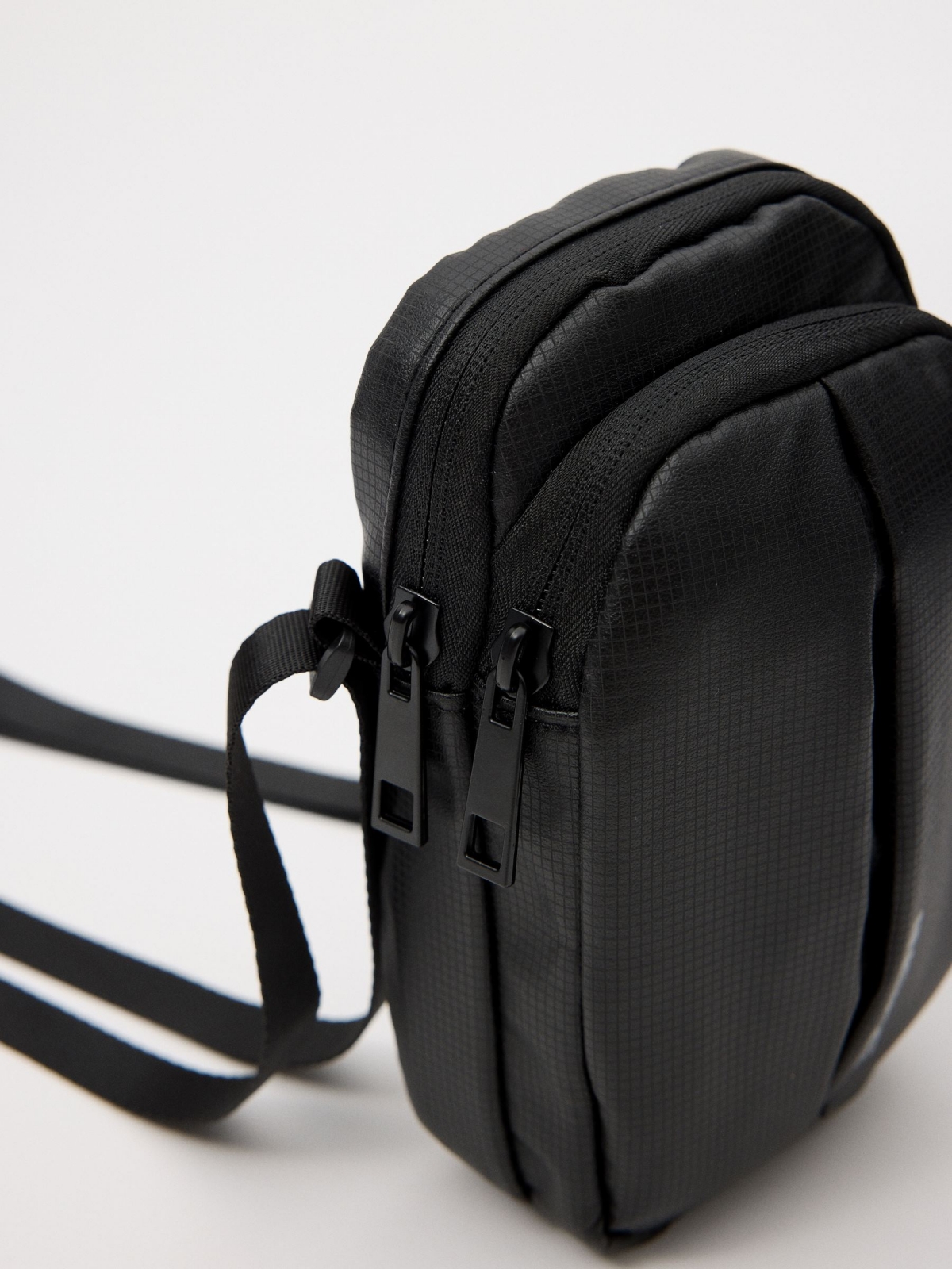 Bolso smartphone hombre negro vista detalle