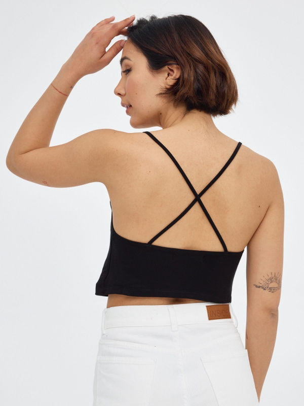 Crop top de tirantes cruzados negro vista media trasera