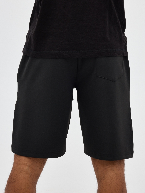 Bermuda jogger negro vista detalle