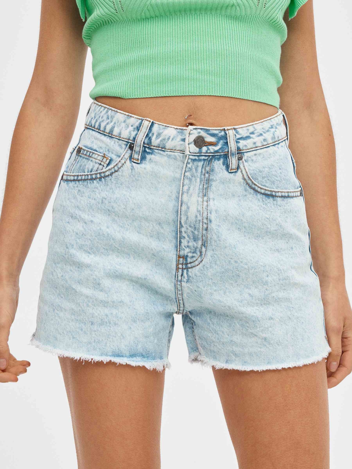 Shorts denim desilachados azul claro vista detalle trasero