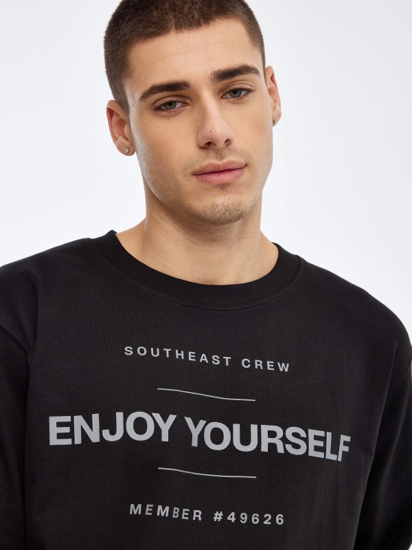 Sudadera basica Enjoy Yourself negro vista detalle