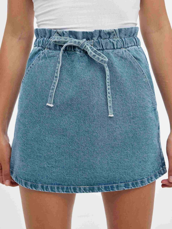 Falda denim con cintura elastica azul vista detalle trasero