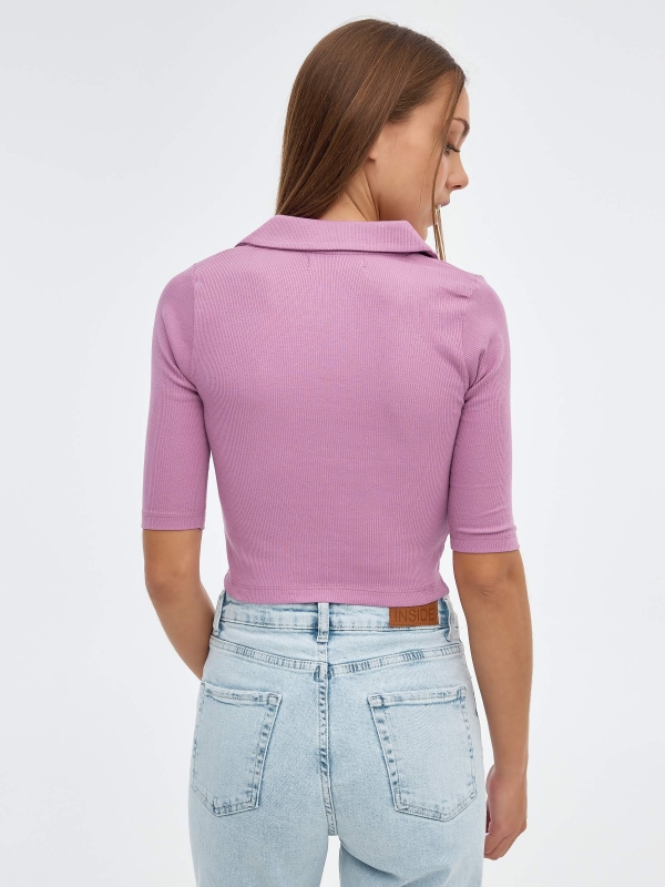 Camiseta cuello polo morado vista media trasera