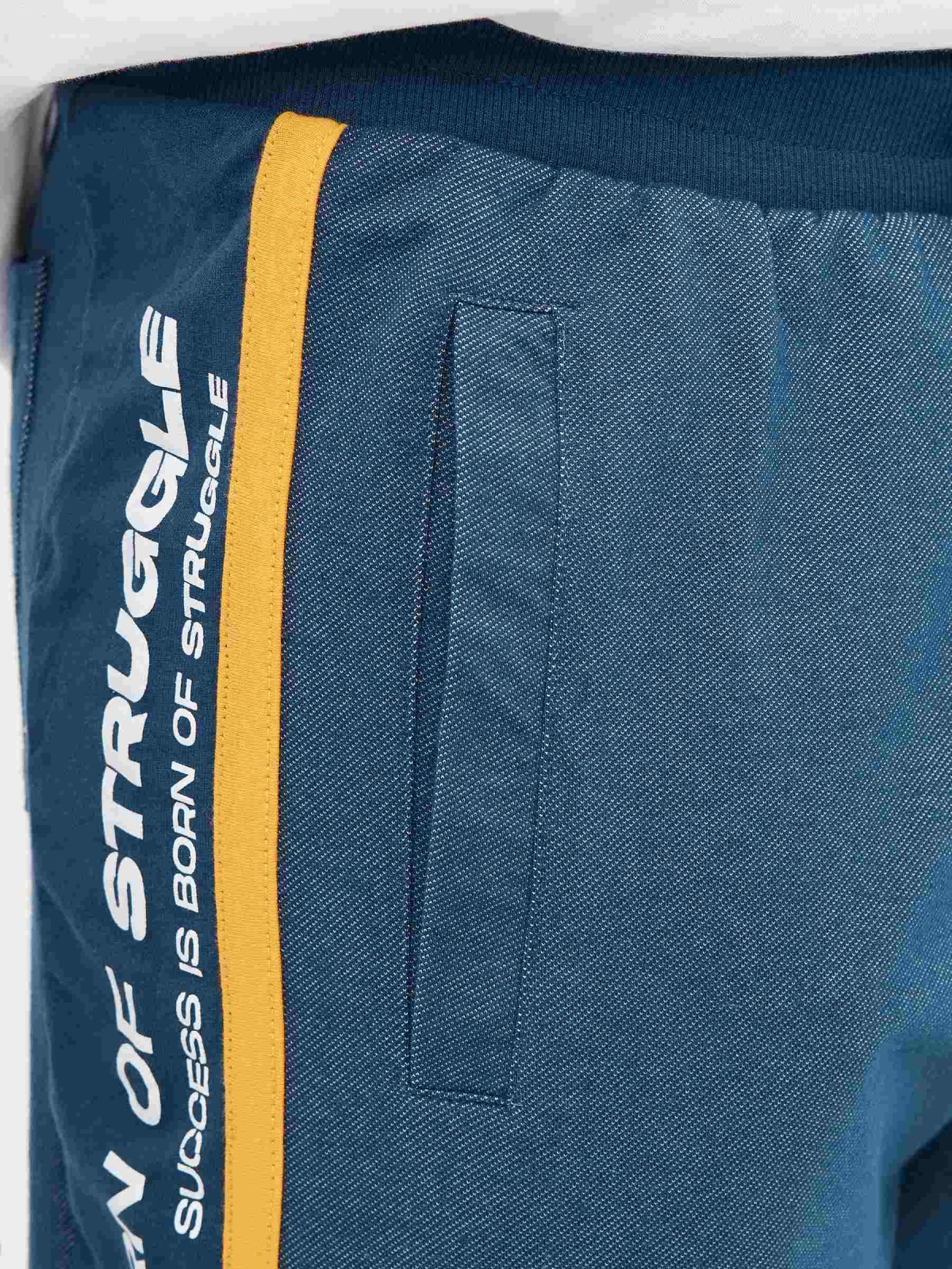 Bermuda jogger con textura azul acero vista detalle