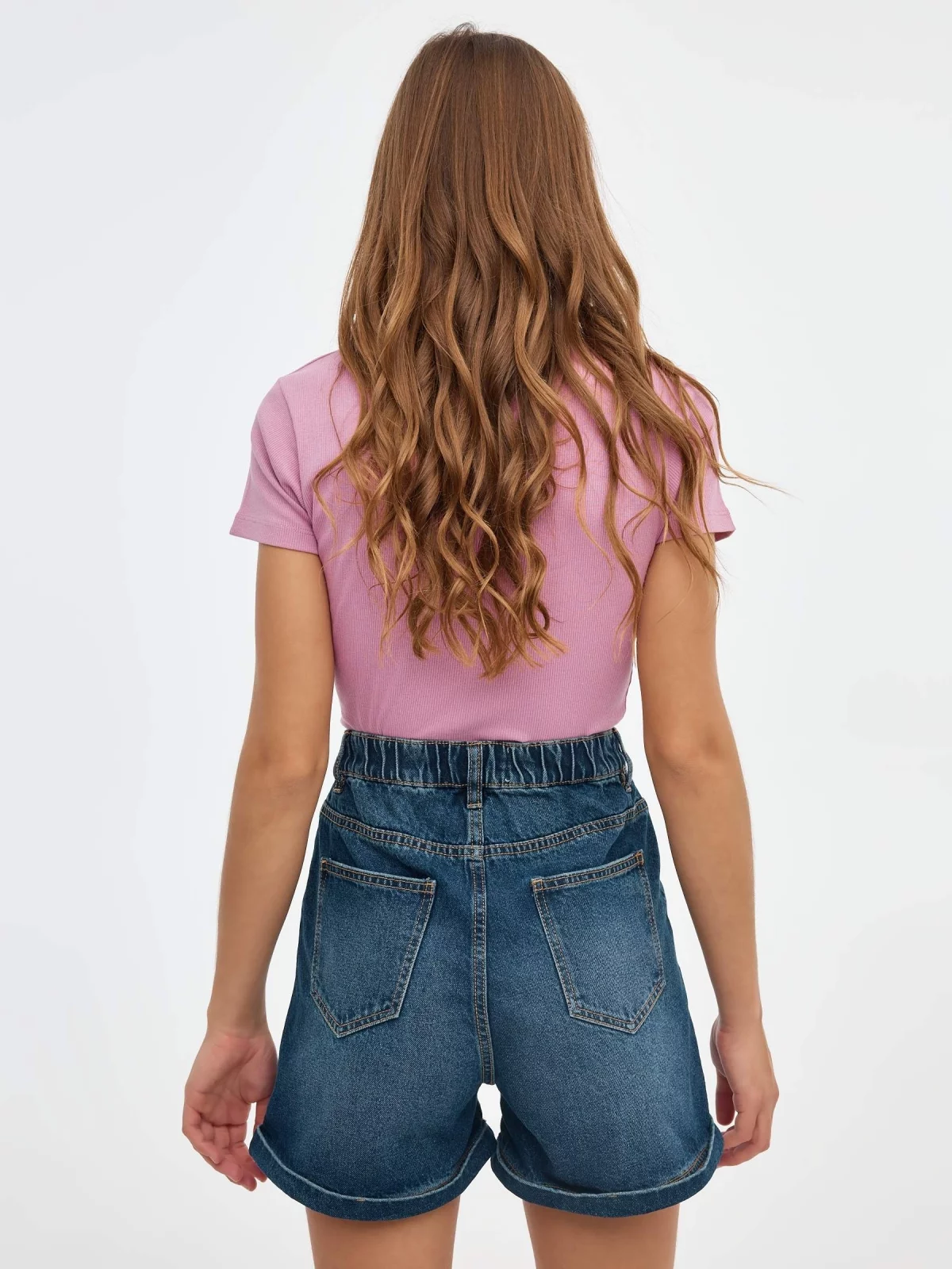 Bermuda mom fit cintura elástica azul vista media trasera