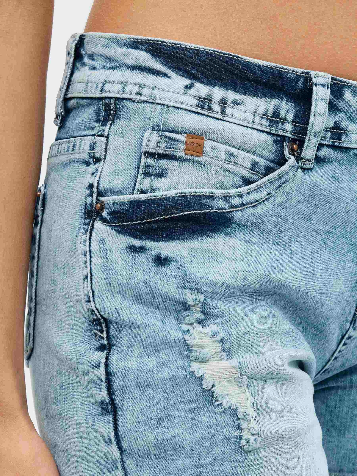 Short denim azul desgastado azul vista detalle