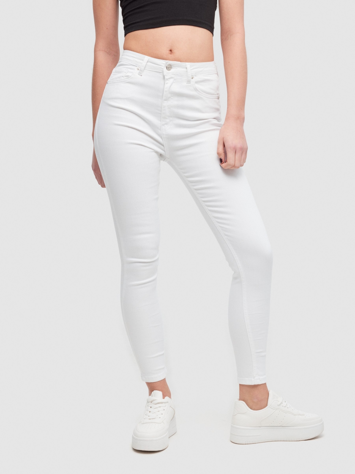 Pantalón básico skinny blanco vista media frontal