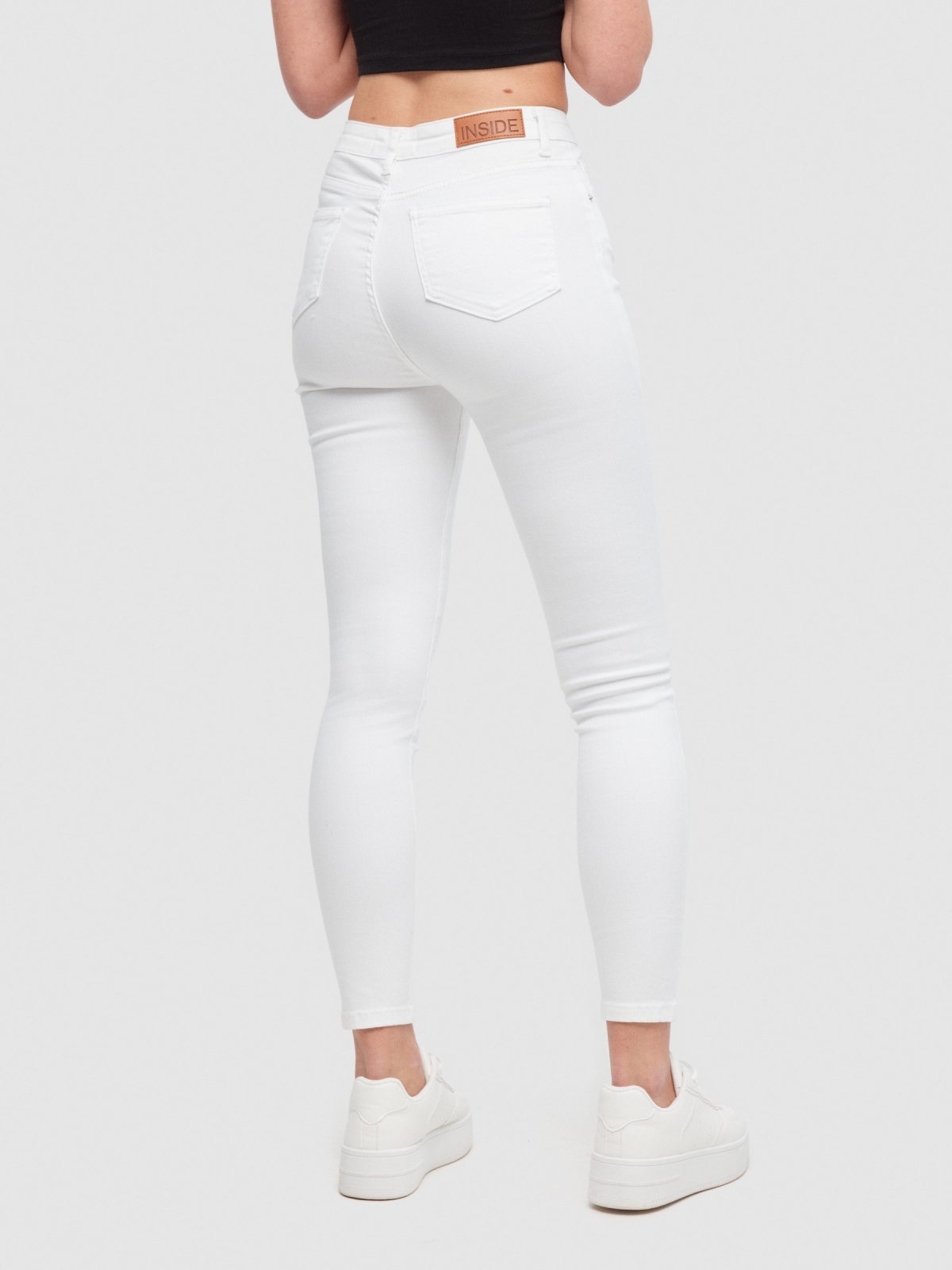 Pantalón básico skinny blanco vista media trasera