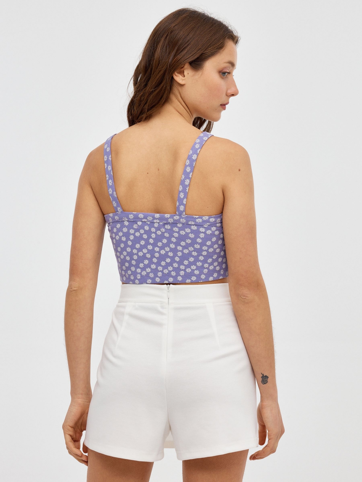 Crop top con margaritas lila vista media trasera