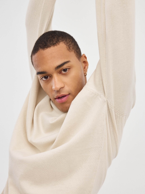 Basic Round Pullover off white detail view