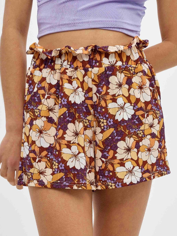 Shorts fluidos print marrón vista detalle