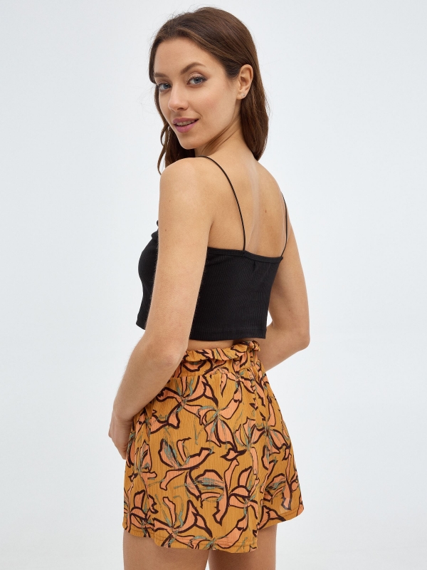 Short fluido print ocre vista media trasera